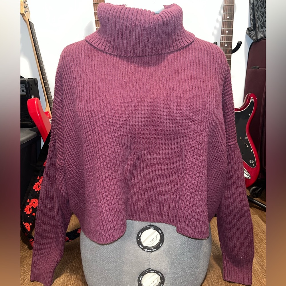 Hollister cropped knit sweater - size medium